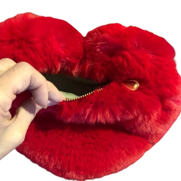 Crossbody/Shoulder Faux Fur Red Heart Purse - Picture 3 of 6